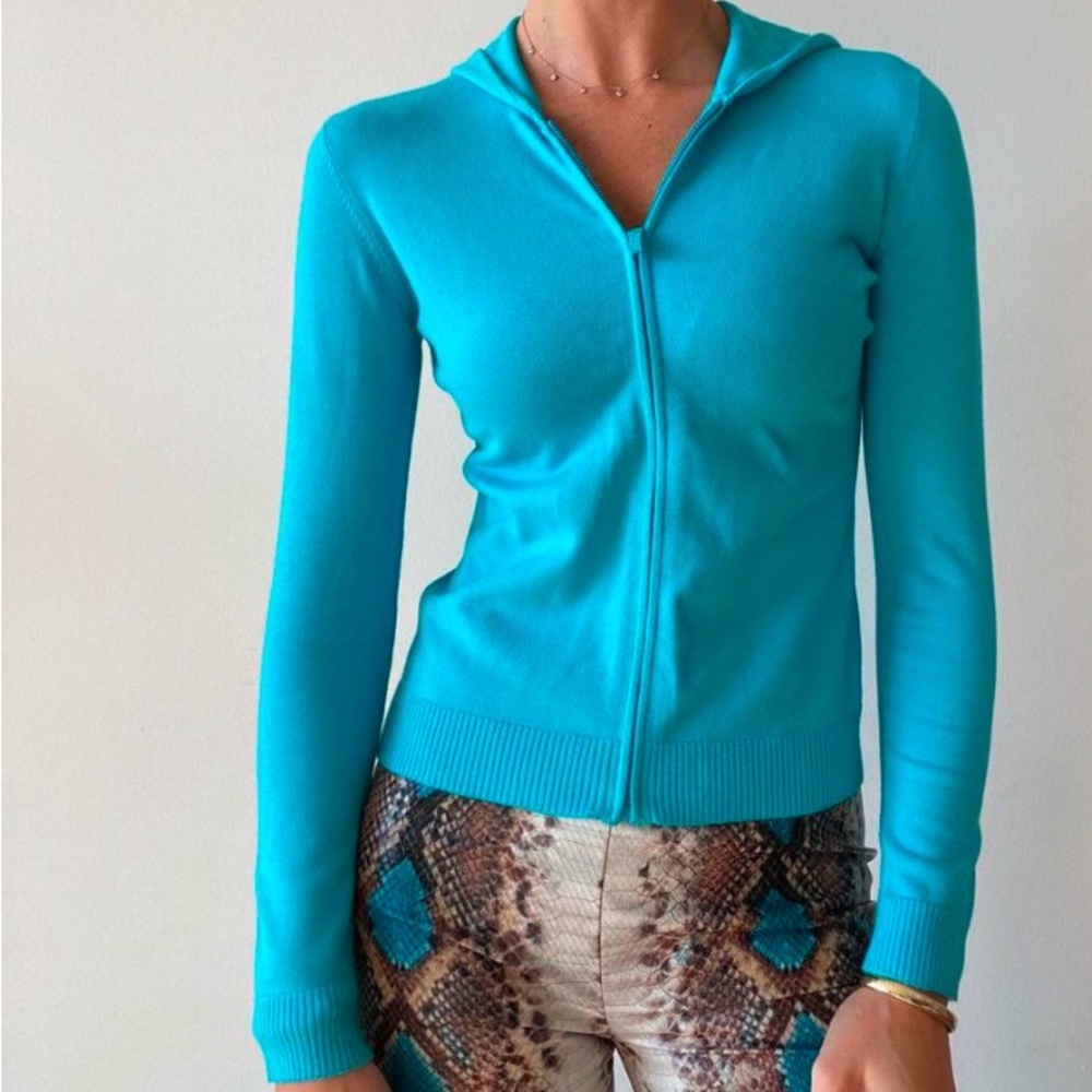 GAP zip up hoodie, fitted, y2k. Vibrant light blue. Size XS-S.